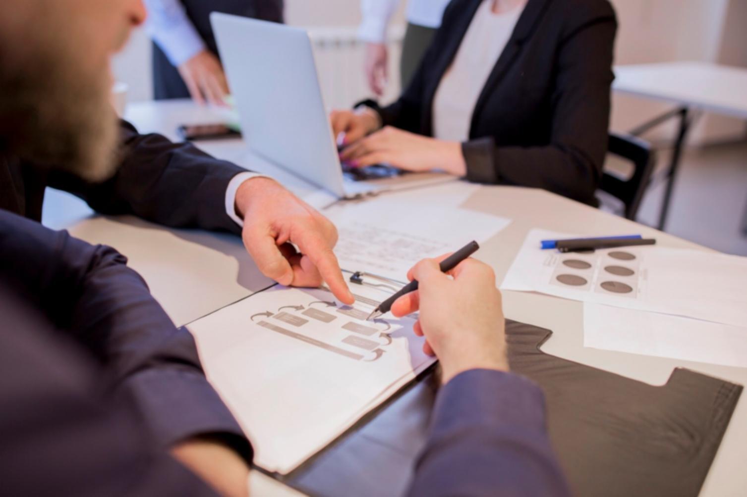 Planification financière avec documents et calendrier